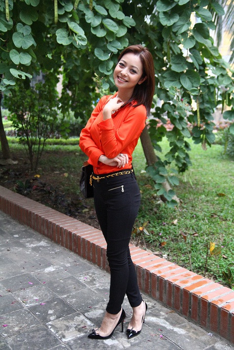 Jennifer Phạm háo hức chuẩn bị trang phục cho đêm Giáng sinh thật ấm áp và lộng lẫy. Ảnh: Văn Trinh Jennifer Phạm háo hức chuẩn bị trang phục cho đêm Giáng sinh thật ấm áp và lộng lẫy. Ảnh: Văn Trinh