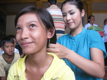 Nhưng Ngọc Hân luôn biết cách làm đẹp lòng những ai đã từng gặp hoặc tiếp xúc với mình bằng sự chân thành không pha tạp chút màu mè. Ngọc Hân lại tích cực chứng minh vẻ đẹp tâm hồn của mình thông qua những hoạt động mang tính nhân văn như đi từ thiện, tích cực tới với người nghèo và trẻ em cơ nhỡ... Nhưng Ngọc Hân luôn biết cách làm đẹp lòng những ai đã từng gặp hoặc tiếp xúc với mình bằng sự chân thành không pha tạp chút màu mè. Ngọc Hân lại tích cực chứng minh vẻ đẹp tâm hồn của mình thông qua những hoạt động mang tính nhân văn như đi từ thiện, tích cực tới với người nghèo và trẻ em cơ nhỡ...