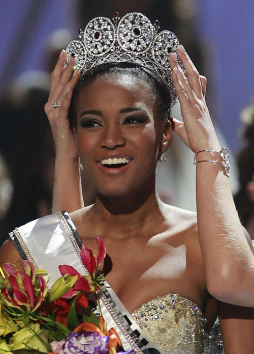 Ngay sau đêm đăng quang, Leila Lopes - Miss Unverse 2011 đã bị chê xấu, thậm chí còn bị xúc phạm. Ngay sau đêm đăng quang, Leila Lopes - Miss Unverse 2011 đã bị chê xấu, thậm chí còn bị xúc phạm.