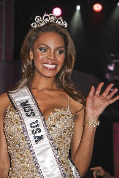 Hoa hậu Mỹ 2008 - Crystle Stewart đã bị chính những người dân nước mình "tẩy chay" vì nhan sắc của cô không "hợp khẩu vị" với đại đa số dân Mỹ da trắng tóc vàng. Hoa hậu Mỹ 2008 - Crystle Stewart đã bị chính những người dân nước mình "tẩy chay" vì nhan sắc của cô không "hợp khẩu vị" với đại đa số dân Mỹ da trắng tóc vàng.