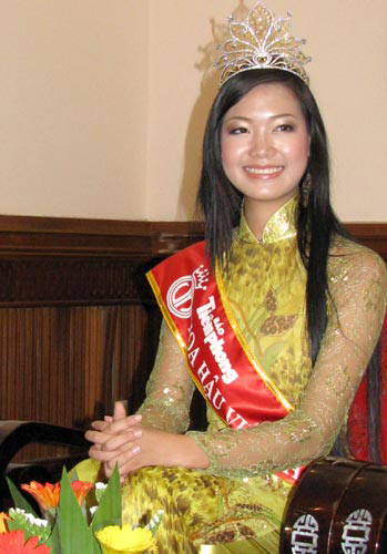 Thùy Dung có lẽ là cái tên "tiêu biểu" cho hoa hậu Việt ở danh sách này. Thùy Dung không chỉ bị chê về trình độ học vấn chưa ổn, chê già hơn tuổi mà còn bị mỉa mai khá nhiều về các đường nét trên khuôn mặt khi mới đăng quang. Trước những lời chê bai xấu xí, hoa hậu Thùy Dung gần như chỉ im lặng. Thùy Dung có lẽ là cái tên "tiêu biểu" cho hoa hậu Việt ở danh sách này. Thùy Dung không chỉ bị chê về trình độ học vấn chưa ổn, chê già hơn tuổi mà còn bị mỉa mai khá nhiều về các đường nét trên khuôn mặt khi mới đăng quang. Trước những lời chê bai xấu xí, hoa hậu Thùy Dung gần như chỉ im lặng.