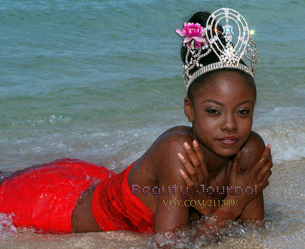 Năm 1998, người đăng quang tại Miss Universe cũng là một thí sinh da màu. Nhiều người đánh giá gương mặt của Wendy Fitzwilliam không sang trọng với chiếc mũi hếch, ngắn. Năm 1998, người đăng quang tại Miss Universe cũng là một thí sinh da màu. Nhiều người đánh giá gương mặt của Wendy Fitzwilliam không sang trọng với chiếc mũi hếch, ngắn.