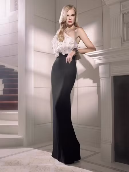 Trong chiếc váy dạ hội đen trắng, kiểu dáng vai lệch Milou Sluis toát lên vẻ đẹp sang trọng, quý phái.