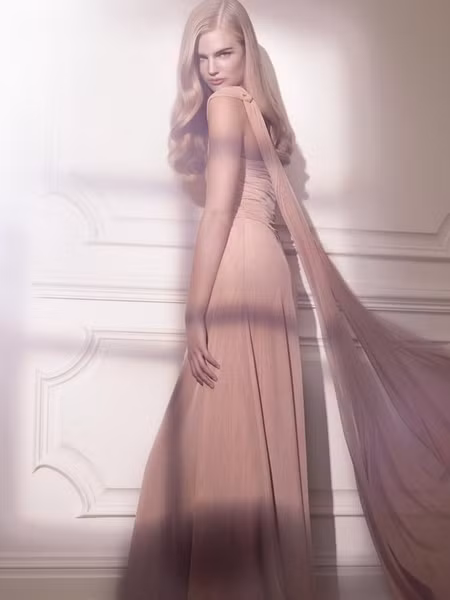 Tông màu nude cũng là một trong những mẫu được hãng thời trang Zeki Trico tung ra thị trường.