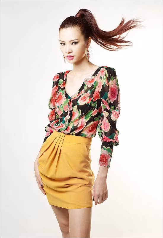 Sau vai diễn chính trong bộ phim "Hoán đổi thân xác", giải bạc Siêu mẫu 2011 Ngọc Oanh trở lại với thời trang bằng hình ảnh dịu nhẹ, nền nã; hệt như nét mềm của những nếp vải chiffon.