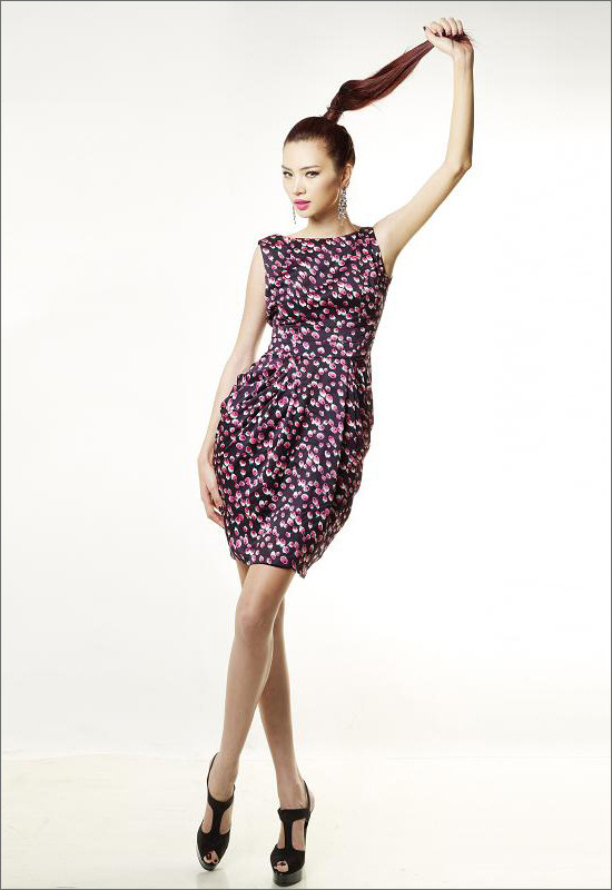 Những mẫu váy với cách thiết kế khoáng đạt giúp phái đẹp năng động hơn trong hoạt động đời thường, nhưng vẫn giữ được nét nữ tính, nền nã.