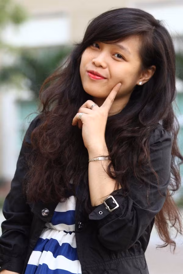 Chiếc áo khoác lửng màu đen sẽ cản những cơn gió lạnh và làm má bạn thêm ửng hồng.