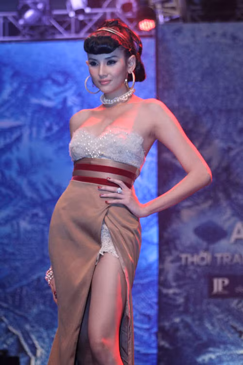 Chân dài Hoàng Yến khoe vẻ đẹp kiêu sa trên sàn catwalk. Nhưng cô cũng suýt "dính" phải nguy cơ "lộ hàng" do phần xẻ đùi khá cao.