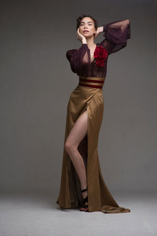 Trong một bộ ảnh, Hồ Ngọc Hà cũng xuất hiện với một phiên bản khác của chiếc váy này. Vẫn là phần chân váy đó nhưng thân trên không phải là dạng quây ngực như của Hoàng Yến và Khánh My mà là kiểu dáng áo voan mỏng manh xuyên thấu nội y được cài bông hoa hồng to "tông xuyệt tông" hài hòa cùng màu của 2 dải đai ở thắt lưng. Trong một bộ ảnh, Hồ Ngọc Hà cũng xuất hiện với một phiên bản khác của chiếc váy này. Vẫn là phần chân váy đó nhưng thân trên không phải là dạng quây ngực như của Hoàng Yến và Khánh My mà là kiểu dáng áo voan mỏng manh xuyên thấu nội y được cài bông hoa hồng to "tông xuyệt tông" hài hòa cùng màu của 2 dải đai ở thắt lưng.