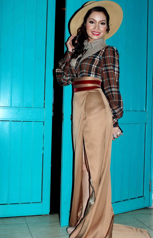 Mặc dù không sở hữu đôi chân dài miên man như 3 người đẹp trên nhưng ca sĩ Ngọc Anh vẫn tự tin diện kiểu váy xẻ đùi này. Vẻ quyến rũ của cô cũng không hề kém cạnh ai Mặc dù không sở hữu đôi chân dài miên man như 3 người đẹp trên nhưng ca sĩ Ngọc Anh vẫn tự tin diện kiểu váy xẻ đùi này. Vẻ quyến rũ của cô cũng không hề kém cạnh ai