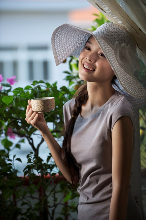 Vóc dáng mảnh mai, thanh tú, người mẫu Tuyết Ngọc có vẻ rất hợp với bộ váy “maxi-size”, đội nón rộng vành theo phong cách cổ điển. Vóc dáng mảnh mai, thanh tú, người mẫu Tuyết Ngọc có vẻ rất hợp với bộ váy “maxi-size”, đội nón rộng vành theo phong cách cổ điển.