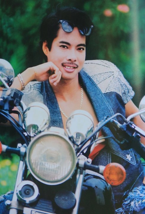 Ca sĩ Ngọc Sơn cũng là một fan của "mốt" để ria mép một thời. Với vẻ mặt ga lăng cùng tài năng âm nhạc xuất chúng, ca sĩ Ngọc Sơn vẫn luôn được nhiều người yêu thích mặc dù "tai tiếng" của anh không ít.