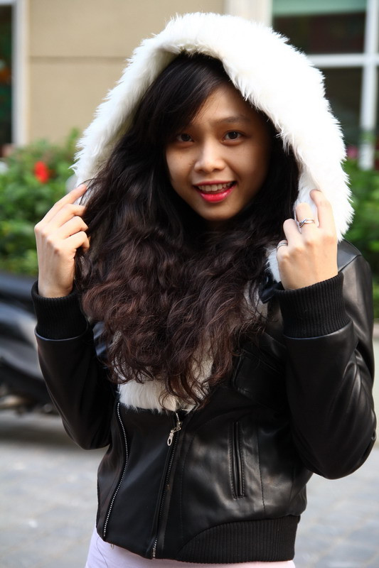 Chiếc áo da màu đen dáng lửng, với điểm nhấn là chiếc mũ lông màu trắng, trông bạn sẽ dễ thương vô cùng. Chiếc áo da màu đen dáng lửng, với điểm nhấn là chiếc mũ lông màu trắng, trông bạn sẽ dễ thương vô cùng.