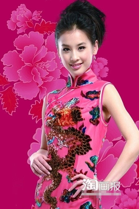 Với chiếc áo thêu hình rồng và các họa tiết như vòng xoáy liên hoàn của khuy áo mang đậm bản sắc Trung Quốc làm nổi bật vẻ đẹp của người đẹp Huỳnh Thánh Y.