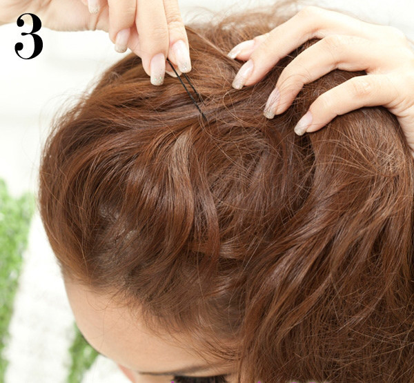Rồi xoay đoạn tóc theo chiều kim đồng hồ, dùng kẹp tăm cố định lại trên đầu.