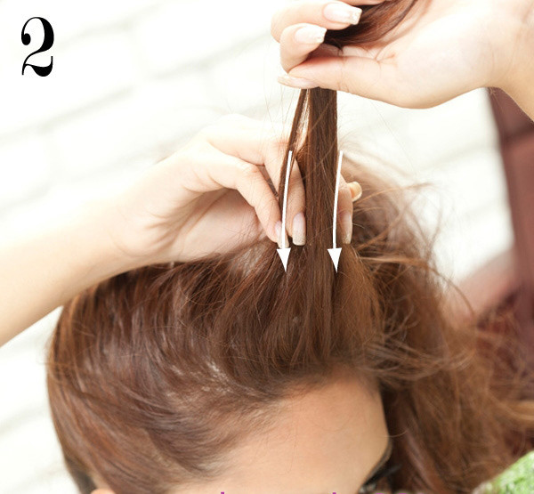 Trừ lại một ít tóc ở phía trán. Dùng tay chải ngược để làm xõa tung đoạn tóc đó.