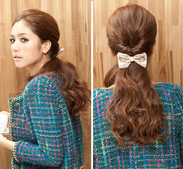 1. Tóc đuôi ngựa cài nơ nhu mì
