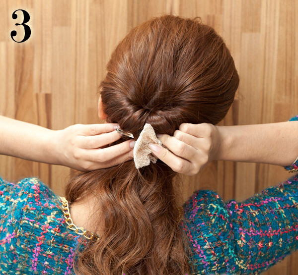 Dùng một chiếc kẹp nơ xinh xắn cài lên tóc phía ngoài.