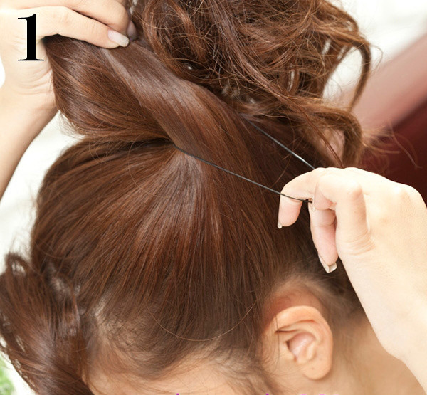 Dùng một dây chun buộc tóc sang một bên.