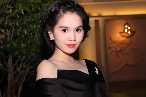 Kiểu trang điểm và làm tóc mới khiến cô thêm ấn tượng. Kiểu trang điểm và làm tóc mới khiến cô thêm ấn tượng.