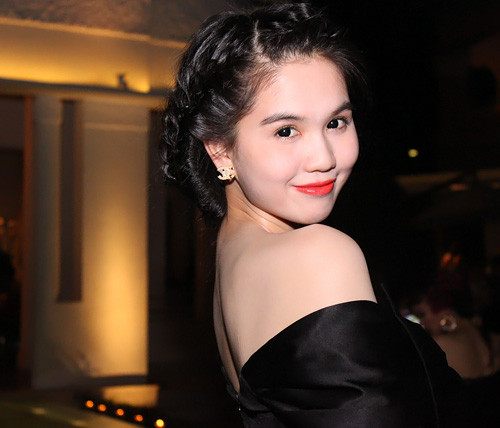 Tối 23/12, "Nữ hoàng đồ lót" Ngọc Trinh đã khiến nhiều khách mời danh dự đều trầm trồ khen ngợi bởi phong cách thời trang thanh nhã, và đặc biệt là đôi giày lấp lánh đẹp mắt của cô. Tối 23/12, "Nữ hoàng đồ lót" Ngọc Trinh đã khiến nhiều khách mời danh dự đều trầm trồ khen ngợi bởi phong cách thời trang thanh nhã, và đặc biệt là đôi giày lấp lánh đẹp mắt của cô.