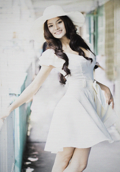 Nếu bạn đã quen hình ảnh cô nàng Lan Anh mạnh mẽ và nóng tính khi mang thân xác của người phụ nữ nhưng tâm hồn và tính cách lại là của một người đàn ông trong "Cô nàng bất đắc dĩ", thì hãy nhìn lại xem, với chiếc váy trắng tinh khôi và chiếc mũ rộng vành, Vũ Thu Phương đã "thoát" khỏi vai diễn trở lại là một cô người mẫu xinh tươi và dịu dàng. Nếu bạn đã quen hình ảnh cô nàng Lan Anh mạnh mẽ và nóng tính khi mang thân xác của người phụ nữ nhưng tâm hồn và tính cách lại là của một người đàn ông trong "Cô nàng bất đắc dĩ", thì hãy nhìn lại xem, với chiếc váy trắng tinh khôi và chiếc mũ rộng vành, Vũ Thu Phương đã "thoát" khỏi vai diễn trở lại là một cô người mẫu xinh tươi và dịu dàng.