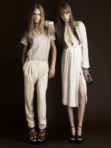 Chiếc áo măng-tô dày dặn cho ngày mưa phùn đầu xuân, quần ống vẩy, hay váy bút chì duyên dáng kết hợp với clutch xinh xắn mang họa tiết kẻ caro đặc trưng của Burberry. Màu sắc trang phục khá nhã nhặn, với những tông màu chủ yếu như trắng, vàng, xanh da trời, nâu, xám… Chất liệu cũng được sử dụng linh hoạt, chủ yêu là da, len và vải lanh. Chiếc áo măng-tô dày dặn cho ngày mưa phùn đầu xuân, quần ống vẩy, hay váy bút chì duyên dáng kết hợp với clutch xinh xắn mang họa tiết kẻ caro đặc trưng của Burberry. Màu sắc trang phục khá nhã nhặn, với những tông màu chủ yếu như trắng, vàng, xanh da trời, nâu, xám… Chất liệu cũng được sử dụng linh hoạt, chủ yêu là da, len và vải lanh.