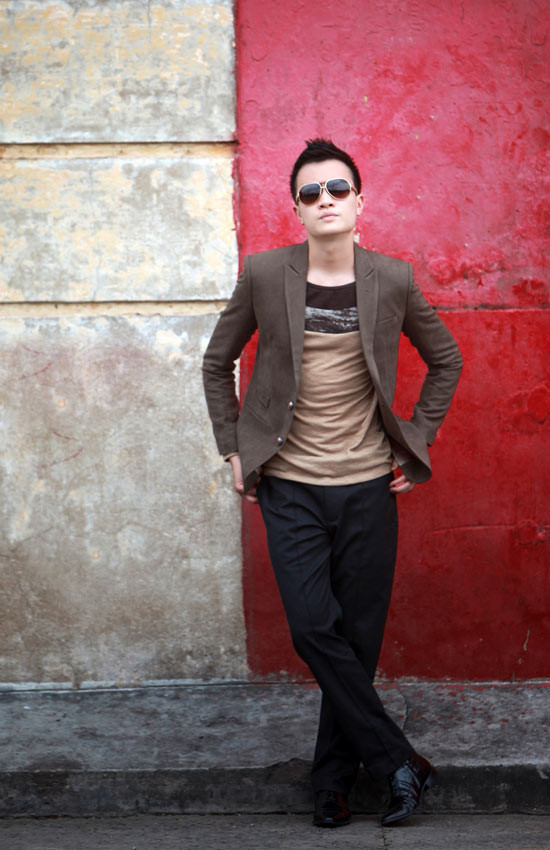 Áo dệt kim, áo pull kết hợp áo vest chất dạ phẳng, quần âu chiết ly là sự lựa chọn về cơ bản của Lương Mạnh Hải khi tiết trời chuyển đông. Những gam màu tươi tắn điểm xuyết trên sắc màu trầm lắng. Đó có thể là sắc xanh dịu của màu trời trên đường kẻ line trước ngực; "chơi nổi" cùng màu quần cam hay sử dụng sắc xanh ngọc ngập tràn tính xu hướng... Áo dệt kim, áo pull kết hợp áo vest chất dạ phẳng, quần âu chiết ly là sự lựa chọn về cơ bản của Lương Mạnh Hải khi tiết trời chuyển đông. Những gam màu tươi tắn điểm xuyết trên sắc màu trầm lắng. Đó có thể là sắc xanh dịu của màu trời trên đường kẻ line trước ngực; "chơi nổi" cùng màu quần cam hay sử dụng sắc xanh ngọc ngập tràn tính xu hướng...