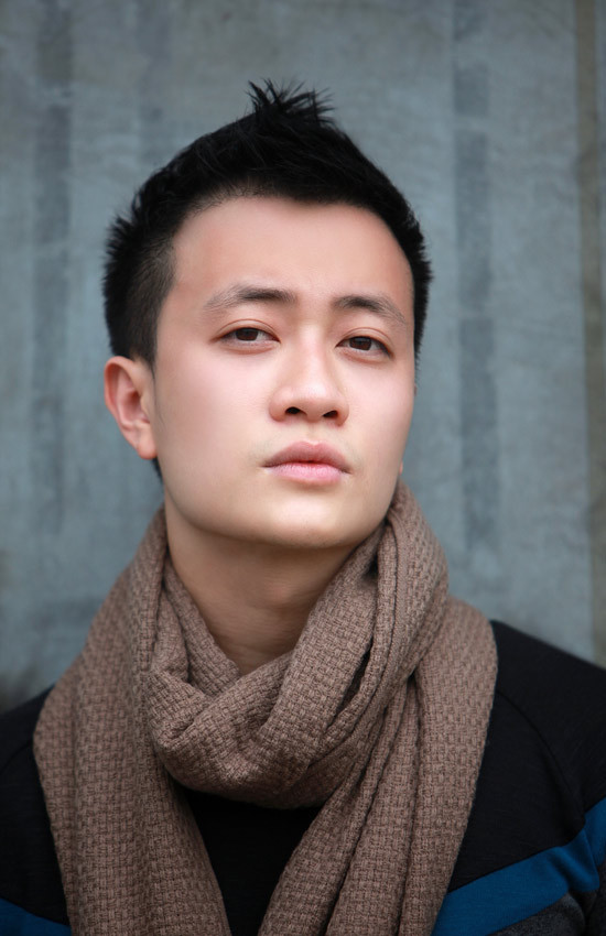 Sự chỉn chu, cách nhấn nhá những chi tiết có phần điệu đà trên phong cách thời trang đầy cá tính mang đến một diện mạo rất khác biệt cho chàng diễn viên đa tài. Sự chỉn chu, cách nhấn nhá những chi tiết có phần điệu đà trên phong cách thời trang đầy cá tính mang đến một diện mạo rất khác biệt cho chàng diễn viên đa tài.