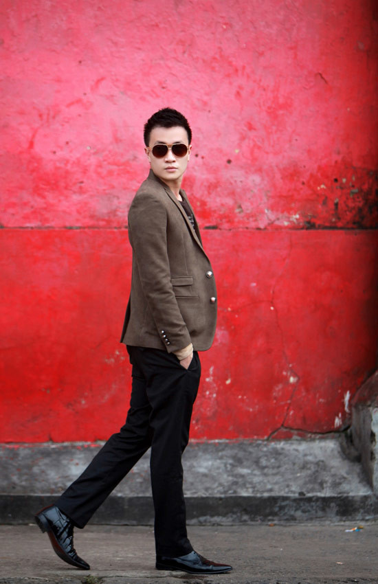 Nước da trắng được tôn lên bởi màu khăn càng khiến chàng diễn viên tuổi 30 trẻ trung hơn. Nước da trắng được tôn lên bởi màu khăn càng khiến chàng diễn viên tuổi 30 trẻ trung hơn.