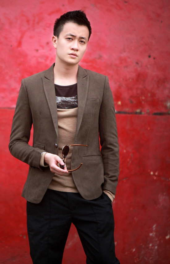 Chẳng ai nghĩ Lương Mạnh Hải đã 30 (sinh năm 1981), nếu chỉ phỏng đoán số tuổi của anh qua hình thức bề ngoài. Không những bởi anh sở hữu một gương mặt quá trẻ, quá "hot boy"; sự cộng hưởng từ gu thẩm mỹ tinh tế càng giúp Lương Mạnh Hải bớt đi đang kể số tuổi của mình. Chẳng ai nghĩ Lương Mạnh Hải đã 30 (sinh năm 1981), nếu chỉ phỏng đoán số tuổi của anh qua hình thức bề ngoài. Không những bởi anh sở hữu một gương mặt quá trẻ, quá "hot boy"; sự cộng hưởng từ gu thẩm mỹ tinh tế càng giúp Lương Mạnh Hải bớt đi đang kể số tuổi của mình.