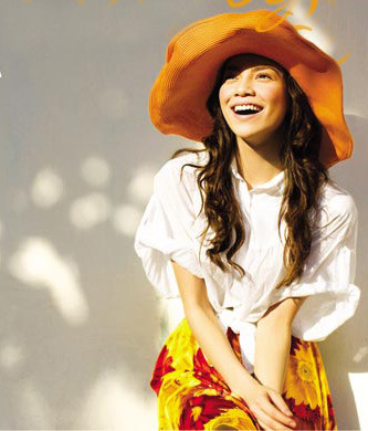 Khi Hồ Ngọc Hà mix lên người một trang phục hay phụ kiện gì, nhiều người đều khẳng định "miễn bàn, miễn chê", bởi cô rất có con mắt thẩm mỹ. Trong chiếc mũ rộng vành màu cam, bà mẹ một con trông thật rạng rỡ như cô gái tuổi trăng tròn dưới ánh nắng mặt trời. Khi Hồ Ngọc Hà mix lên người một trang phục hay phụ kiện gì, nhiều người đều khẳng định "miễn bàn, miễn chê", bởi cô rất có con mắt thẩm mỹ. Trong chiếc mũ rộng vành màu cam, bà mẹ một con trông thật rạng rỡ như cô gái tuổi trăng tròn dưới ánh nắng mặt trời.