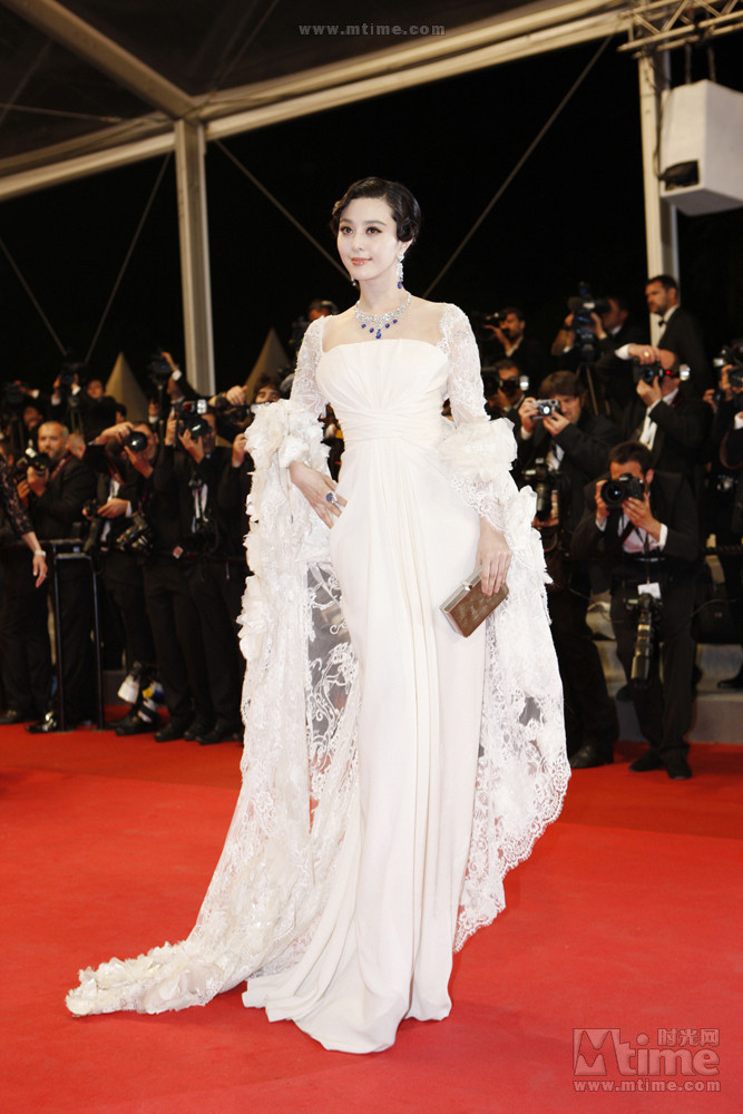 Phạm Băng Băng thu hút mọi ánh mắt nhìn tại buổi tối ra mắt phim “Polisse” trong bộ đầm đuôi ren cầu kỳ của Elie Saab.