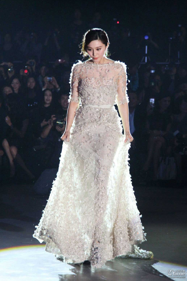 Phạm Băng Băng xuất hiện tại Lễ trao giải của tạp chí Harper's Bazaar Men's Style. Ngay khi xuất hiện tại sự kiện, kiều nữ họ Phạm đã nhận được sự quan tâm đặc biệt của báo giới bởi phong cách thời trang quyến rũ và sức lôi cuốn khó chối từ. Lựa chọn trang phục đầm trắng trang nhã, Băng Băng thực sự duyên dáng và ấn tượng trước ống kính ghi hình.