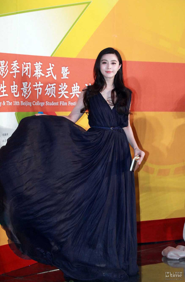 Với chiếc váy dạ hội màu đen, Phạm Băng Băng trở nên huyền bí và sang trọng.