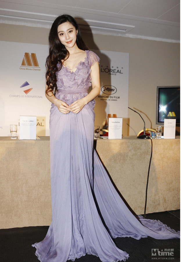 Phạm Băng Băng diện đầm tím nhạt lấy từ BST Elie Sabb xuân 2011 khi đến dự buổi họp báo The Marche Du Film China Night hôm 17/5.