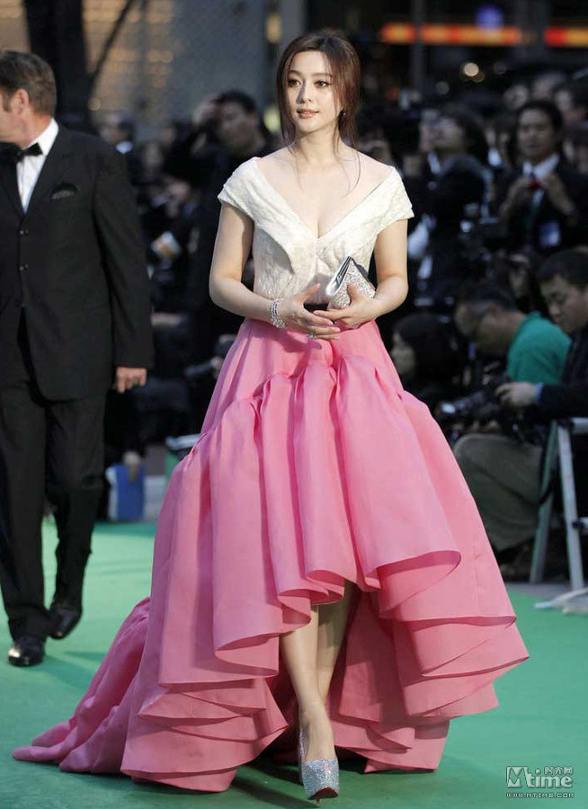 Tại lễ khai mạc liên Festival phim Tokyo lần thứ 24, Phạm Băng Băng mặc chiến váy hiệu Wallace ngắn tay màu trắng