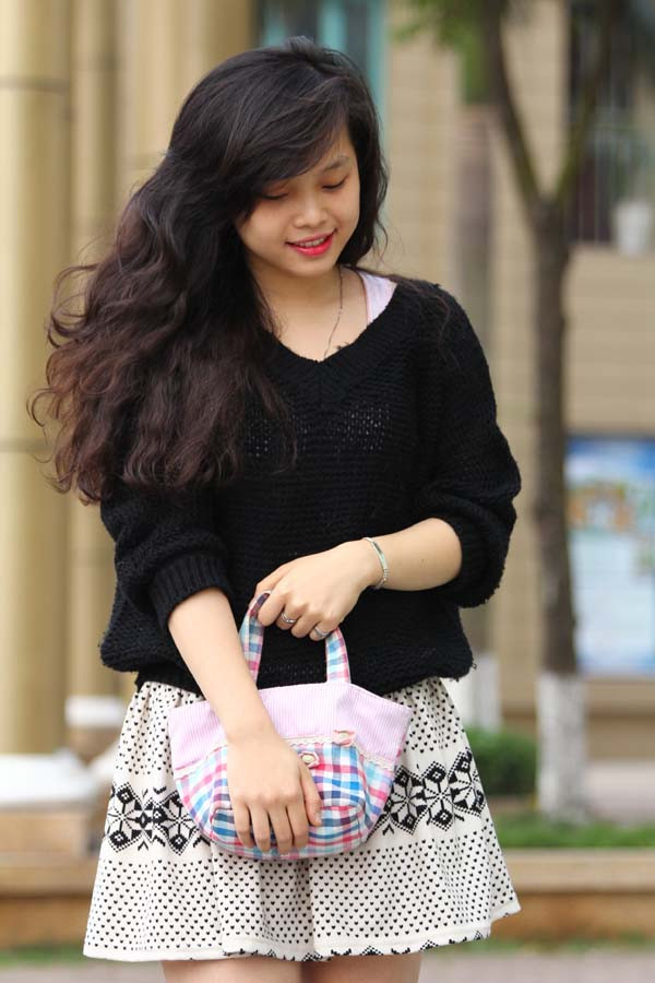 Với chiếc túi nhỏ xinh, trông cô nàng e ấp và đáng yêu hơn nhiều. Với chiếc túi nhỏ xinh, trông cô nàng e ấp và đáng yêu hơn nhiều.