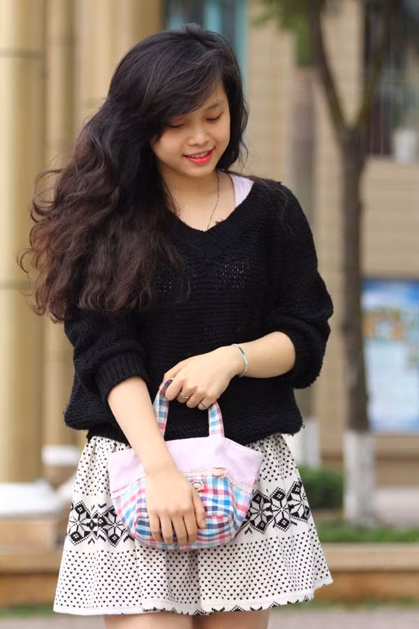 Với chiếc túi nhỏ xinh, trông cô nàng e ấp và đáng yêu hơn nhiều.