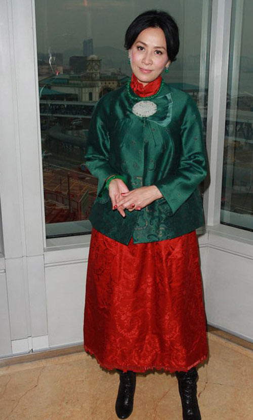 Lưu Gia Linh nổi tiếng là sao nữ có gu ăn mặc trong Cbiz, nhưng bộ trang phục mà cô mặc trong chương trình talkshow May your sister there tại Hong Kong hôm 23.11 đã khiến cô vừa già nua, vừa quê mùa