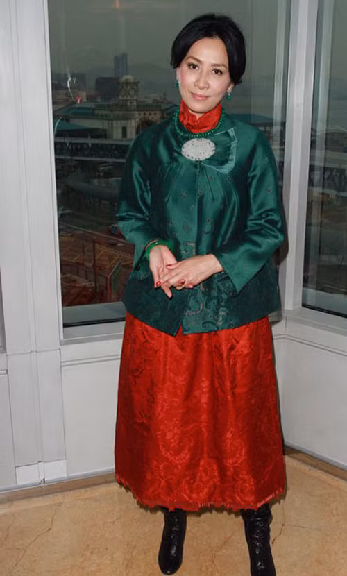 Lưu Gia Linh nổi tiếng là sao nữ có gu ăn mặc trong Cbiz, nhưng bộ trang phục mà cô mặc trong chương trình talkshow May your sister there tại Hong Kong hôm 23.11 đã khiến cô vừa già nua, vừa quê mùa