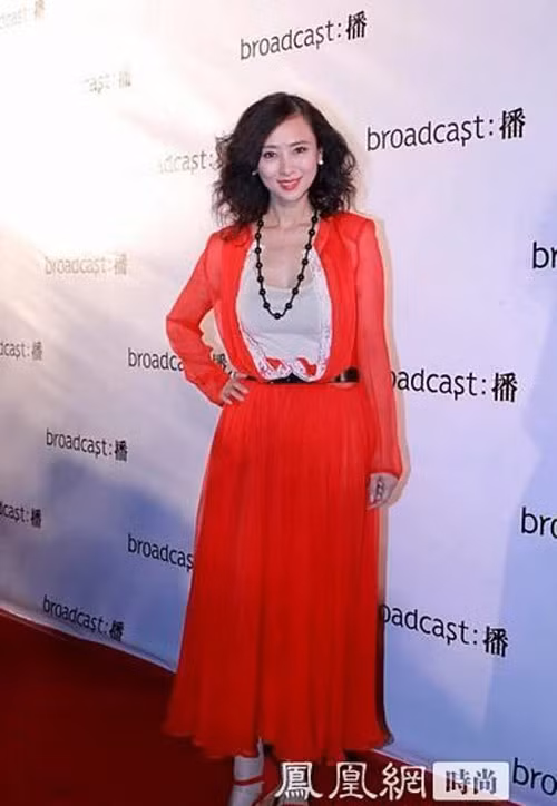 Ông Hồng cũng bị chê "nửa mùa" với bộ váy đỏ cùng phụ kiện đi kèm