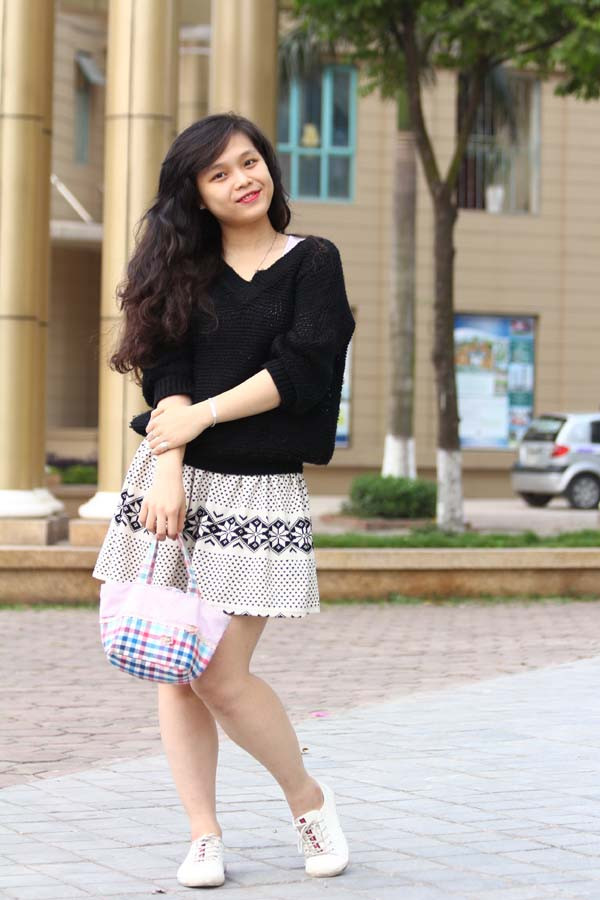 Chiếc áo len dạng lưới màu đen cổ tim rất hợp với những cô nàng có làn da trắng. Tuy nhiên, sẽ nổi bật hơn nếu bạn kết hợp với chiếc áo hai dây màu hồng phấn hoặc trắng sữa bên trong. Chiếc áo len dạng lưới màu đen cổ tim rất hợp với những cô nàng có làn da trắng. Tuy nhiên, sẽ nổi bật hơn nếu bạn kết hợp với chiếc áo hai dây màu hồng phấn hoặc trắng sữa bên trong.