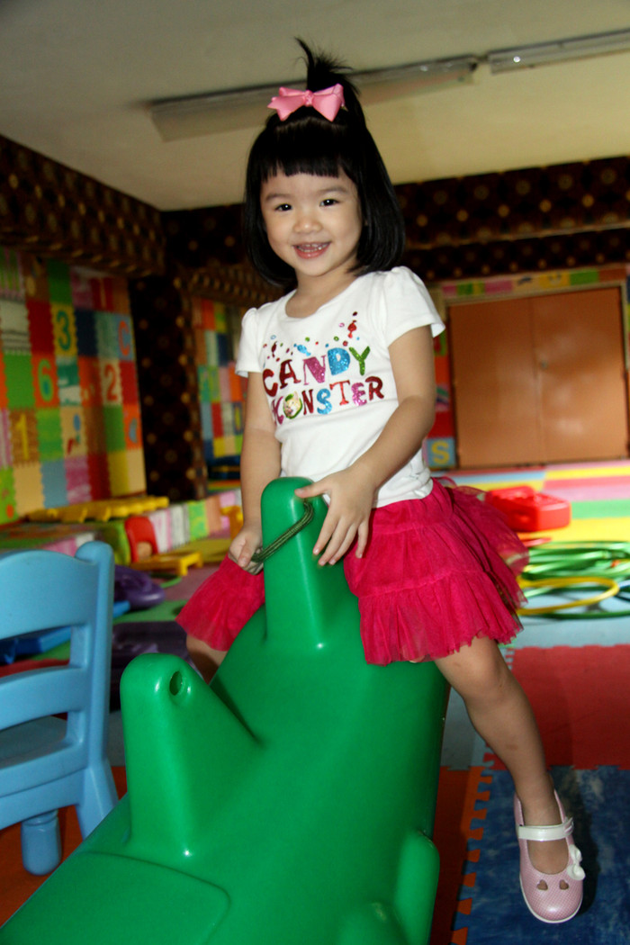 Ở nhà mẹ Ánh, bố Sơn vẫn gọi bé là Devon. Bé vừa tròn 3 tuổi và rất thích làm điệu. Ở nhà mẹ Ánh, bố Sơn vẫn gọi bé là Devon. Bé vừa tròn 3 tuổi và rất thích làm điệu.