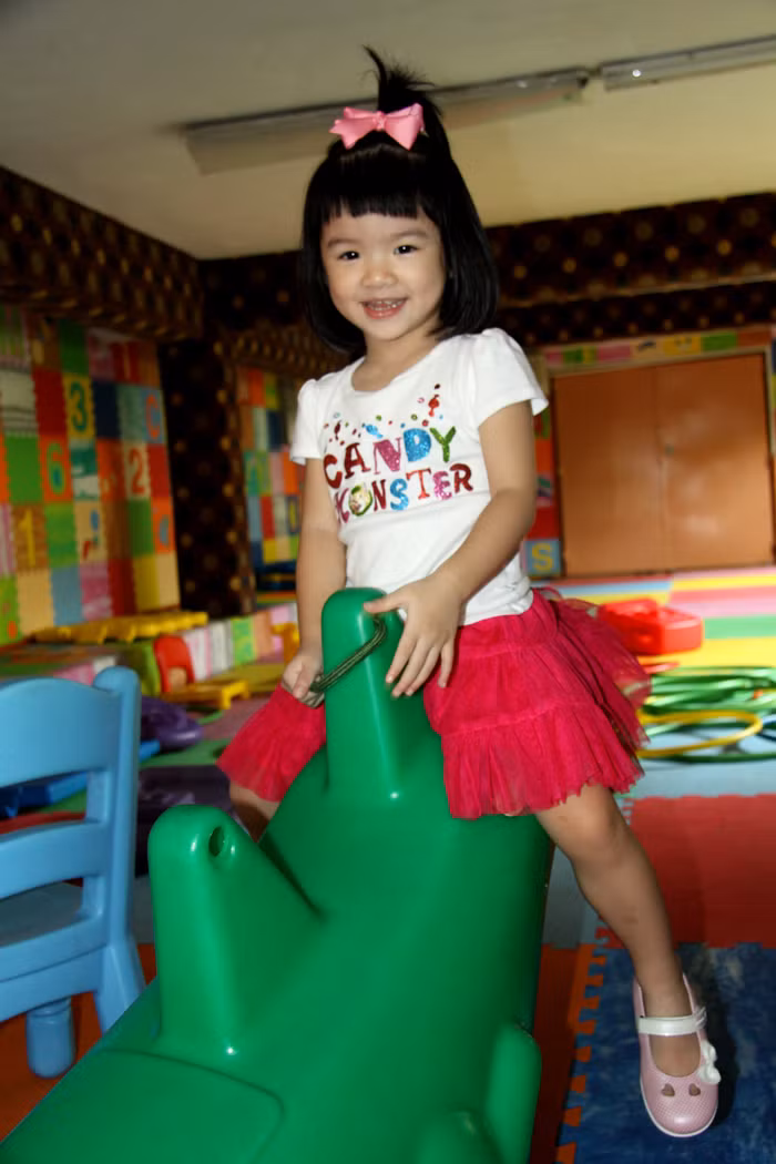 Ở nhà mẹ Ánh, bố Sơn vẫn gọi bé là Devon. Bé vừa tròn 3 tuổi và rất thích làm điệu.