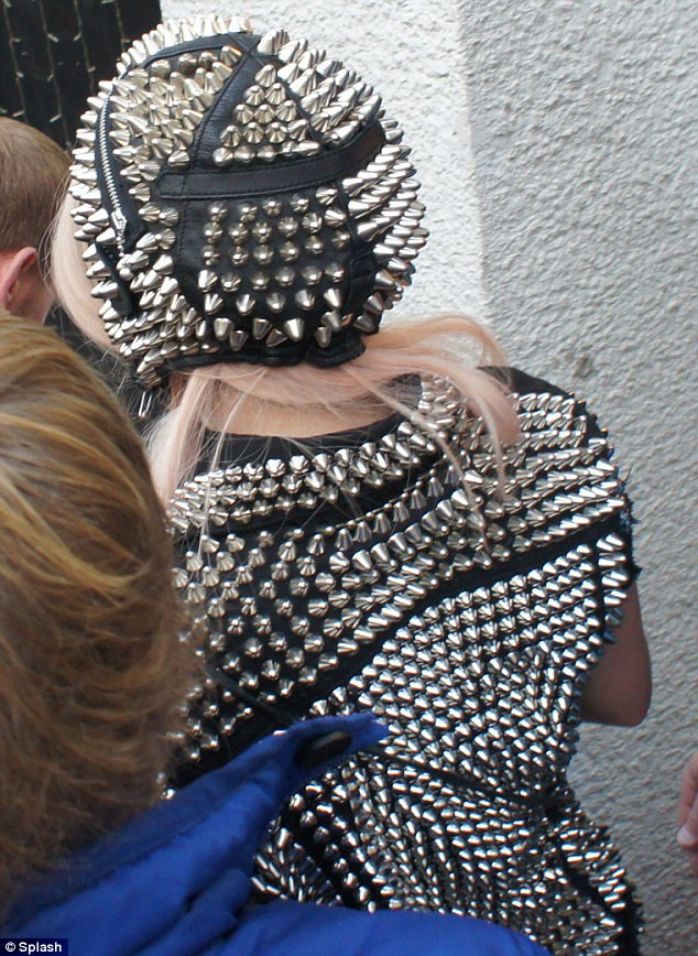 Lady Gaga hóa thân thành "cô bé quàng khăn đen" sexy trong chuyến lưu diễn tại Tokyo... và không kém phần nguy hiểm với phần đinh tán nhọn hoắt khắp mình. Lady Gaga hóa thân thành "cô bé quàng khăn đen" sexy trong chuyến lưu diễn tại Tokyo... và không kém phần nguy hiểm với phần đinh tán nhọn hoắt khắp mình.