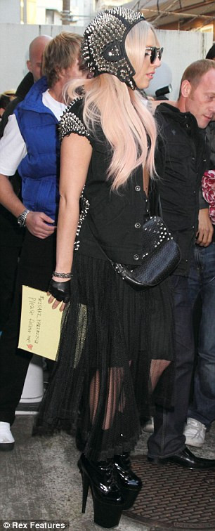 Thời trang của Lady Gaga trong năm 2011 không “bẩn” như những năm trước, ít nhất là không có thịt, đồ ăn hoặc máu me đầy mình. Năm nay, cô hướng đến nhiều bộ cánh hàng hiệu "kinh điển". Thế nhưng, cách biến hóa và phối đồ của cô khiến không ít NTK tên tuổi phải… rùng mình. Thậm chí, nhiều người không ngần ngại gọi cô là “phù thủy thời trang” và “e sợ” khi cô bày tỏ ý định mặc đồ của họ. Thời trang của Lady Gaga trong năm 2011 không “bẩn” như những năm trước, ít nhất là không có thịt, đồ ăn hoặc máu me đầy mình. Năm nay, cô hướng đến nhiều bộ cánh hàng hiệu "kinh điển". Thế nhưng, cách biến hóa và phối đồ của cô khiến không ít NTK tên tuổi phải… rùng mình. Thậm chí, nhiều người không ngần ngại gọi cô là “phù thủy thời trang” và “e sợ” khi cô bày tỏ ý định mặc đồ của họ.