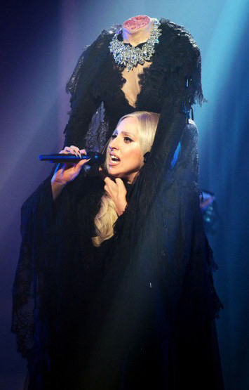 và kiểu đội mũ "cụt đầu" chỉ có ở Lady Gaga. và kiểu đội mũ "cụt đầu" chỉ có ở Lady Gaga.