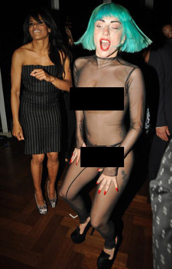 Những bộ cánh không thể sexy & phản cảm hơn. Những bộ cánh không thể sexy & phản cảm hơn.