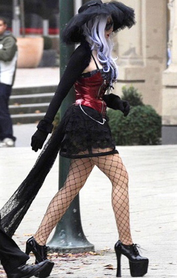 Cô ca sĩ quái chiêu nhiều lần khiến người dân Hồi giáo nổi dậy vì "chế" đồ của họ thành phản cảm. Cô ca sĩ quái chiêu nhiều lần khiến người dân Hồi giáo nổi dậy vì "chế" đồ của họ thành phản cảm.